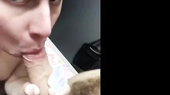 Cara magro chupa pau grosso no vestiário da piscina