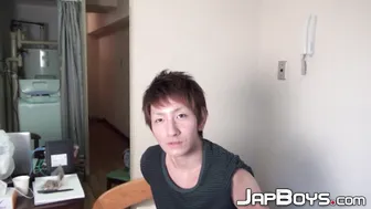 Japanischer twink zieht sich aus und wichst seinen großen schwanz f...