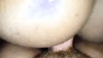 Negro leva gozadas sem camisinha de dois brancos em sexo a três amador
