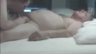 Papá oso mayor y chico joven follan a pelo en habitación de motel