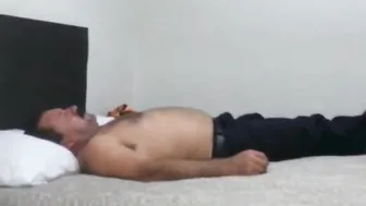 Papá oso amateur se desviste y recibe una mamada
