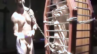 O submisso vendado chet walker suporta pesada bondage em corrente e...