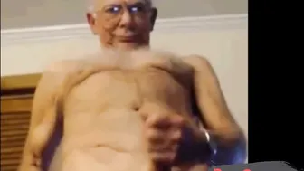 Silberner daddy streichelt seinen dicken schwanz bei solo-masturbation