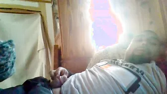 رجل منفرد يدخن سيجارة حشيش ويستمني