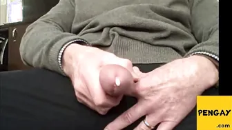 Papi se masturba su polla gruesa en solitario