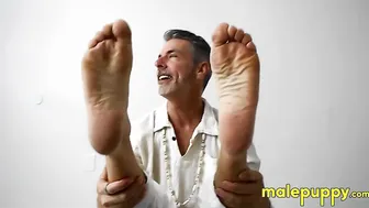 डैडी रिचर्ड लेनॉक्स योग सession के दौरान पैर पूजा और पैर की उंगलिया...