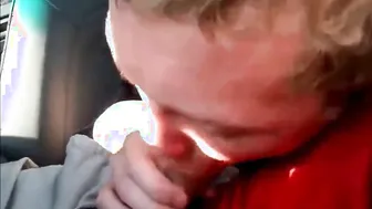 Twink da mamada apasionada en coche y se traga