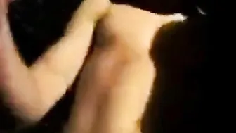 Un twink recibe una mano amiga de su amigo al aire libre