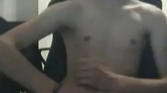 Twink flaco se masturba su polla dura en webcam hasta correrse