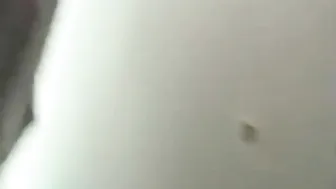 Twinks amateurs pillados masturbándose en el probador de una tienda