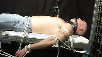 El deportista musculoso bigg pete amordazado y atado con sus huevos...