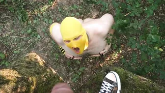 El amo mea encima y se folla a pelo a su esclavo en el bosque