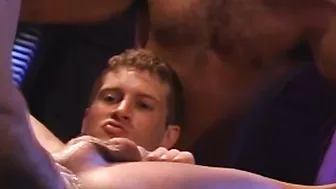 Fisting gay intenso en trío con hombres peludos en acción hardcore
