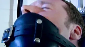 Derek pain musculoso es inmovilizado en bondage para intensa tortur...