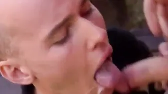 Twink hace una paja tributo de semen y es ordeñado