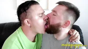 ベアカブkaleb dewulfとダディleo blueが情熱的なディープキスを交わす