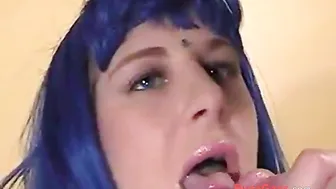 Crossdresser de cabelo azul faz boquete amador