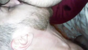 Dünner junger amateur wird von älterem behaartem daddy bareback gef...