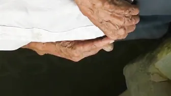Papá amateur asiático se masturba en webcam con un chico más joven