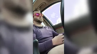 Tipo hetero musculoso se masturba en el coche al aire libre
