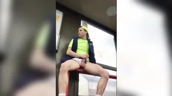 Amateur de twink branle sa grosse bite en public dans le métro