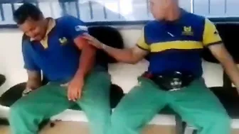 Muskulöse arbeiter machen eine pause für harten schwanz-spaß