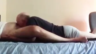 Reifer amateur-bär saugt und schluckt seinen partner