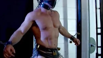 Derek pain preso em correntes e chicoteado por dominador musculoso