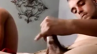 Dois heteros amadores se masturbam juntos e gozam