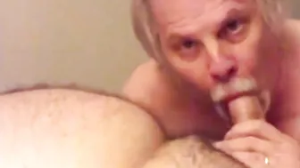 Papá oso plateado hace una mamada amateur