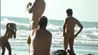 Twink amador mostra pau grande na praia pública