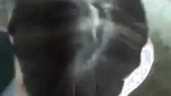 Travesti amateur da una lenta mamada en vídeo gay casero