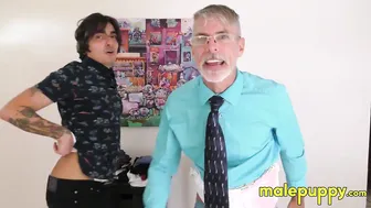 Papá richard lennox hace que su aprendiz twink pruebe los calzoncil...