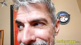 Papai richard lennox abre bem para a mão amiga do pequeno twink