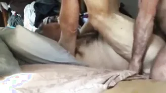Papá maduro recibe una follada dura a pelo