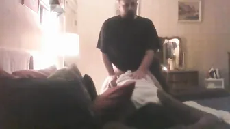 Oso blanco verbal le da una facial a un travesti negro