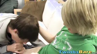 O twink tatuado keith é fodido bareback depois de um boquete babado