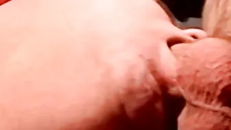 Jock tatuado recebe boquete de urso maduro durante masturbação