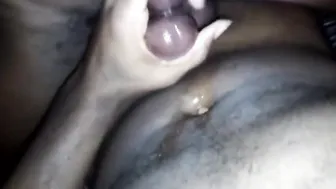 Joven negro se masturba su gran polla bajo el cielo nocturno