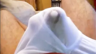 Cara solo masturba e goza através da cueca