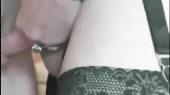 Crossdresser amateur fait une branlette taquine à un homme mûr