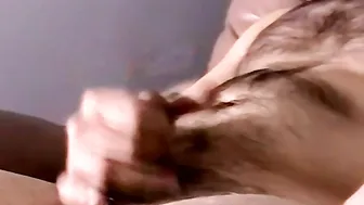 Papai urso peludo se masturba e ejacula uma carga grossa