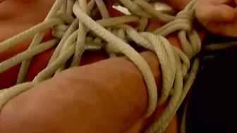 स muscular डेरेक पेन रस्सी बंधन में बंधा हुआ और संघर्ष कर रहा है