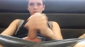 Joven delgado se masturba la polla dura en webcam amateur