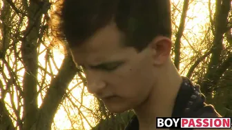 Jasper robinson es consolado al aire libre hasta correrse