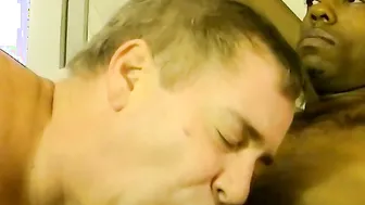 Tipo amateur se la chupan y le masturban en una mamada interracial