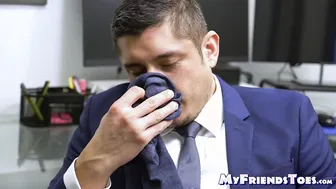 Skyy knox adora los pies de su jefe en traje en la oficina