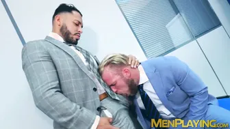 Empresários de terno viktor rom e malek tobias fazem sexo anal sem ...