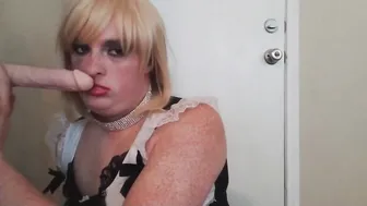Crossdresser loira chupa brinquedo sexual e fala sujo