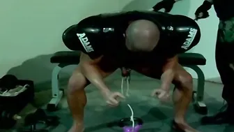 O mestre musculoso dire callahan atormenta o pau e as bolas do seu ...